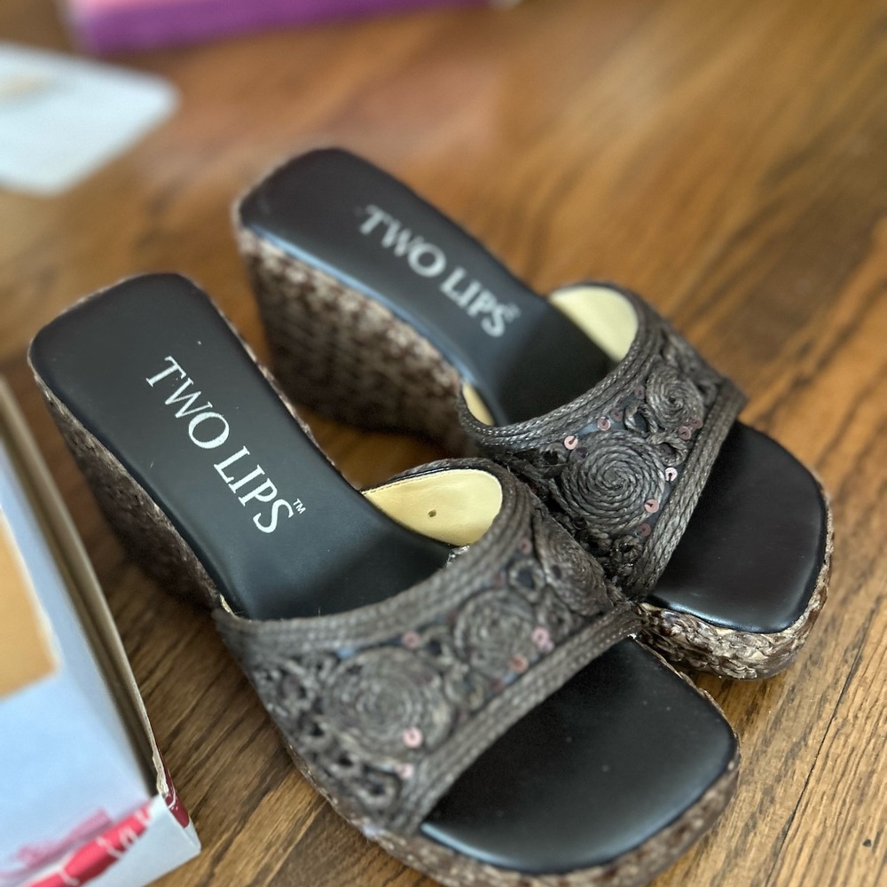 Two Lips clogs